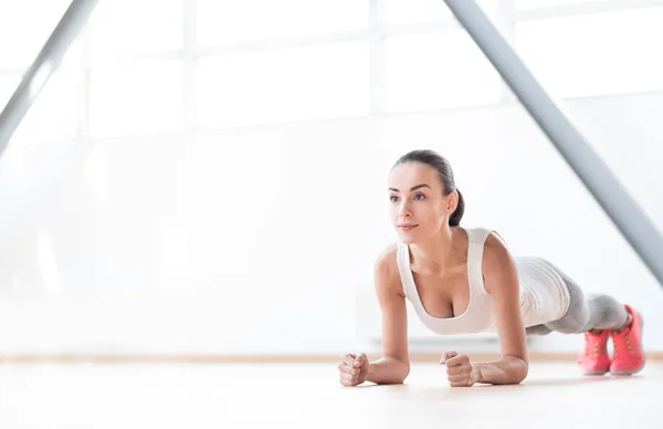 Seriöses, gut gebautes Frauentraining — Stockfoto