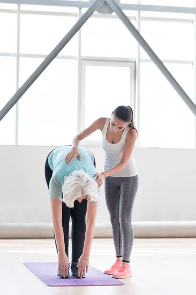 Trabalho duro mulher ativa fazendo exercícios de flexão — Fotografia de Stock