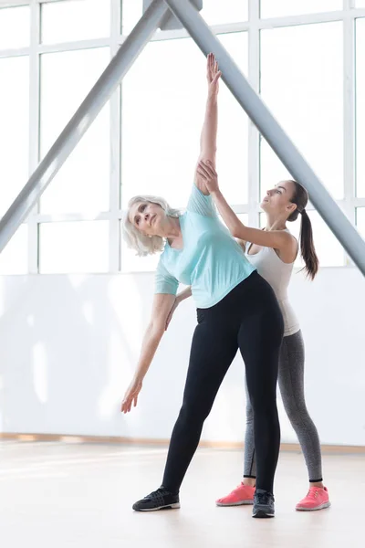 Buena mujer trabajadora haciendo ejercicios de flexión — Foto de Stock