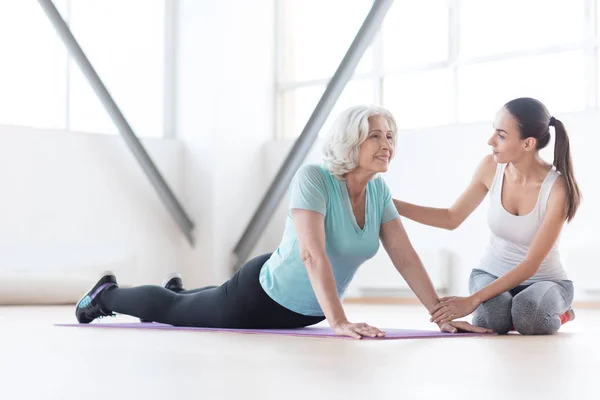 Mujer optimista positiva disfrutando de su ejercicio físico —  Fotos de Stock