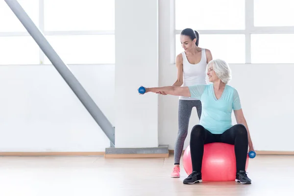 Magabiztos vidám nő, gyakorlása, fitness labda — Stock Fotó