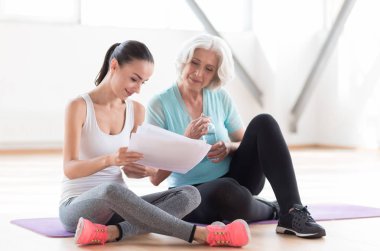 Ciddi konsantre Kadınlar kağıt parçası arıyor