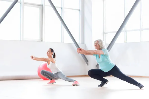 Blij actieve vrouwen genieten van hun fitnesstraining — Stockfoto