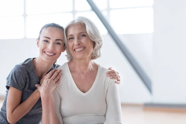 Mulheres felizes alegres sorrindo — Fotografia de Stock