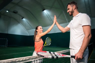 Neşeli profesyonel oyuncular Tenis oynayacak