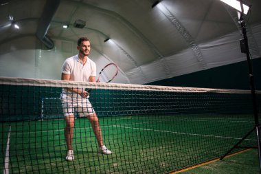 Tenis oynamaya olumlu yakışıklı oyuncu