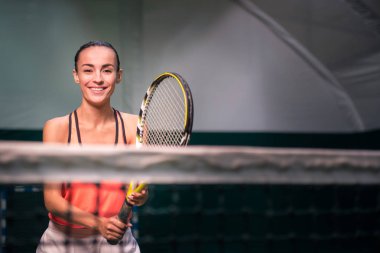 Gülümseyen pozitif ypiung kadın tenis oynamaya