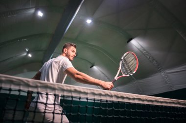 Tenis oynamak profesyonel katılan sporcu