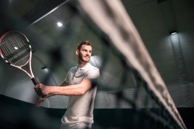 Pozitif adam tenis oynamaya