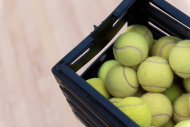 Tenis topları kutusunda yalan