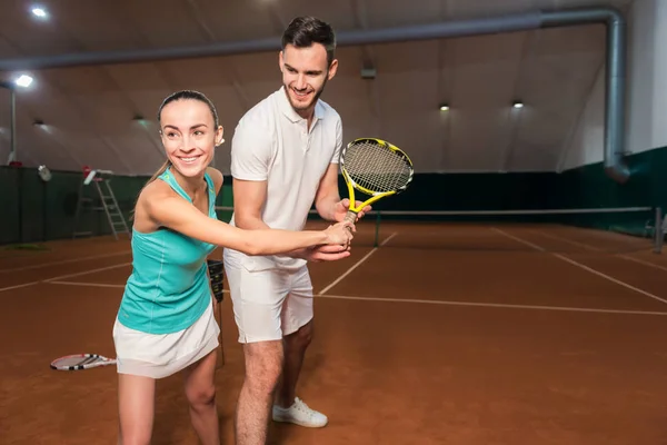 テニスをする学習肯定的な友人 — ストック写真