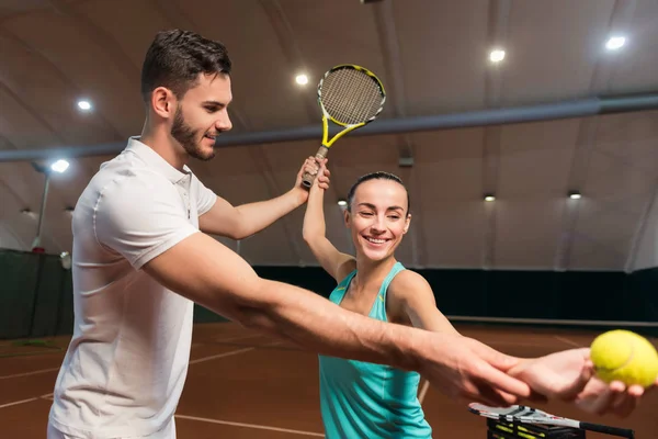 肯定的な女性のテニスをプレイする方法を学ぶ — ストック写真