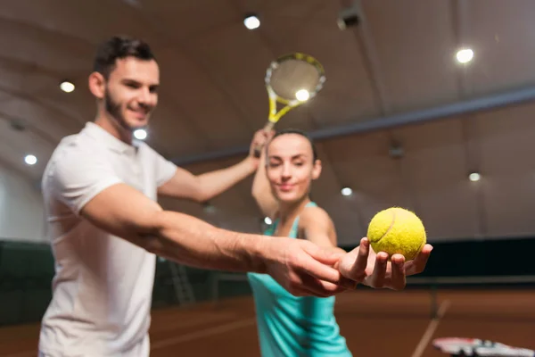 Enfoque selectivo de pelota de tenis en mano de jugadores —  Fotos de Stock