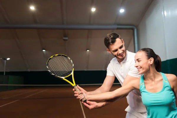 Ensino de instrutor positivo para jogar tênis — Fotografia de Stock