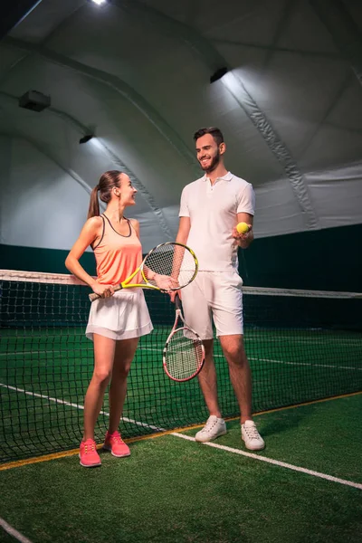 Amigos positivos vão jogar tênis — Fotografia de Stock