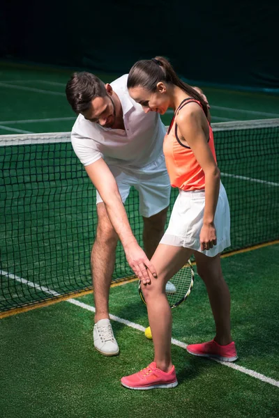 Instrutor de tênis barbudo profissional trabalhando com mulher jovem — Fotografia de Stock