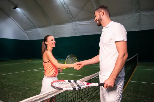 手を振って肯定的なテニス選手 — ストック写真