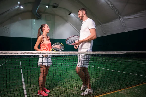 Jogadores de tenis positivos tendo uma boa conversa . — Fotografia de Stock