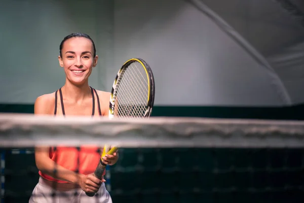 Gülümseyen pozitif ypiung kadın tenis oynamaya — Stok fotoğraf