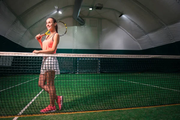 Mulher positiva vai jogar tênis — Fotografia de Stock