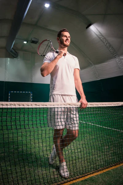 Allegro allenamento professionale di tennista in campo coperto — Foto Stock