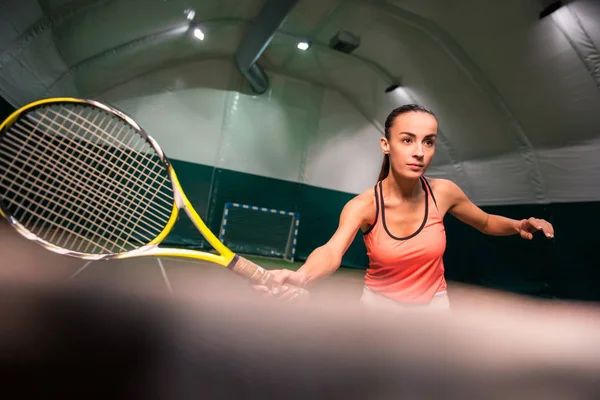 Concentrated woman playing tennis — Stock Photo, Image