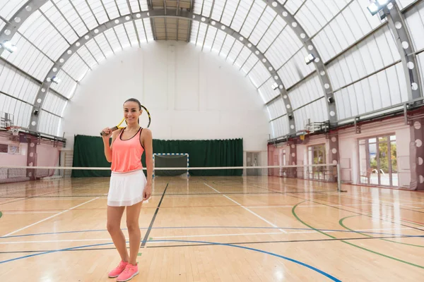 Mulher positiva stand dign em quadra de tênis indoor — Fotografia de Stock