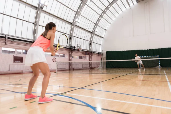 Sportivo professionista che gioca a tennis — Foto Stock