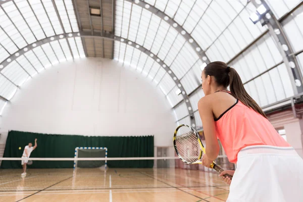 Deportista involucrado jugando al tenis —  Fotos de Stock