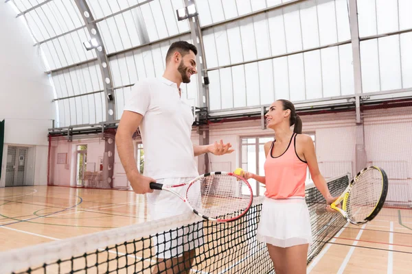 Jugadores de tenis positivos discutiendo set —  Fotos de Stock