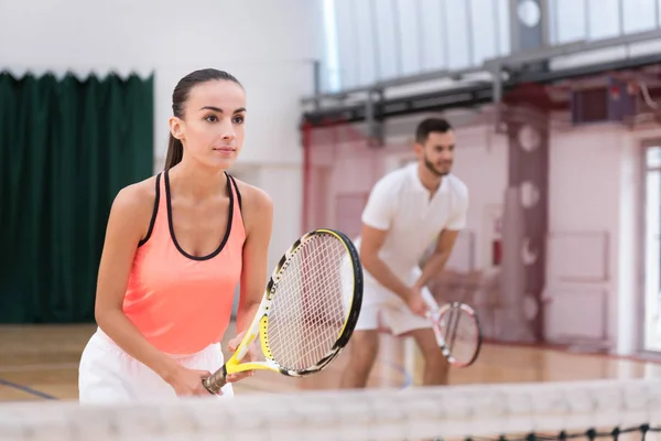 Jogadores profissionais jogando tênis — Fotografia de Stock