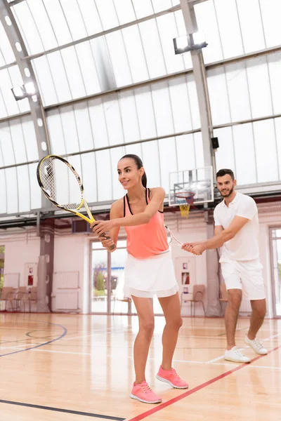 Tenis oynamak için genç kadın öğretim olumlu eğitmen — Stok fotoğraf
