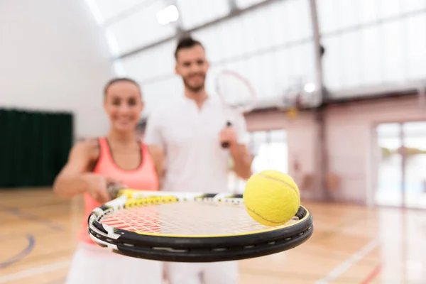 Enfoque selectivo de la pelota de tenis acostada en la raqueta —  Fotos de Stock