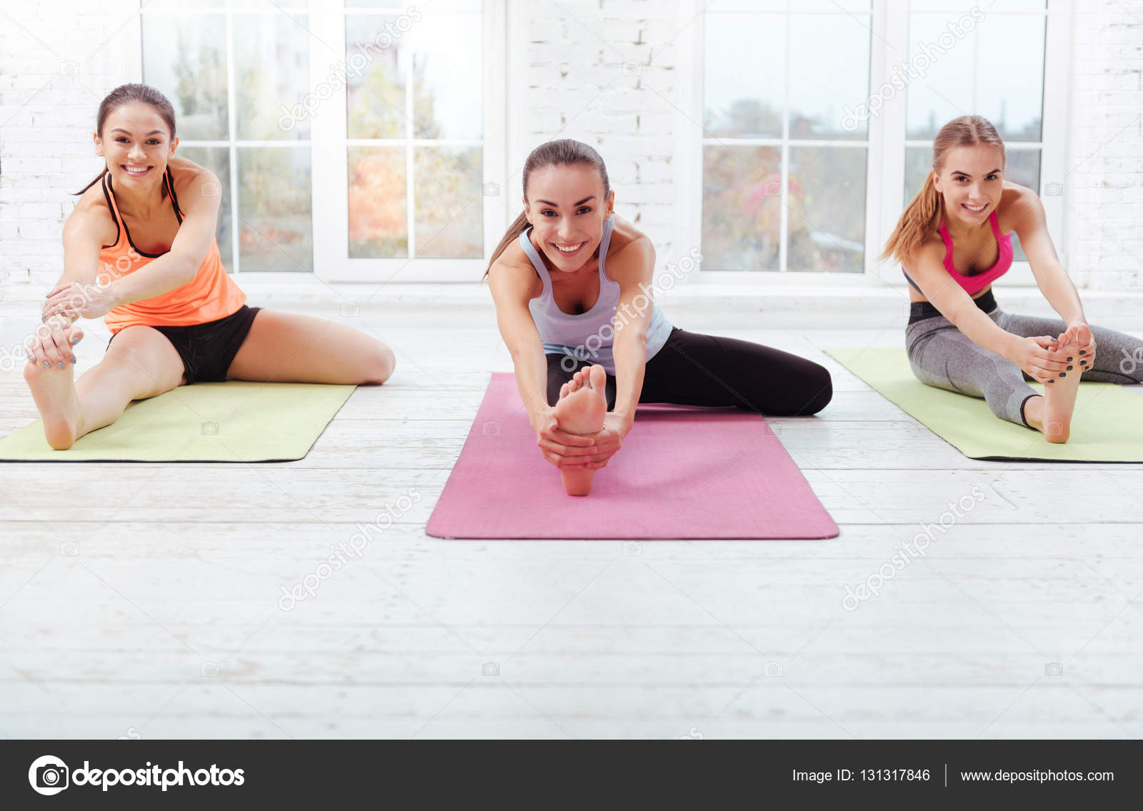 Imágenes: divertidas de mujeres haciendo gimnasia Tres chicas