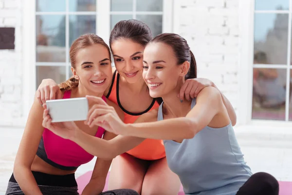 Trois jolies femmes faisant du selfie après des exercices — Photo