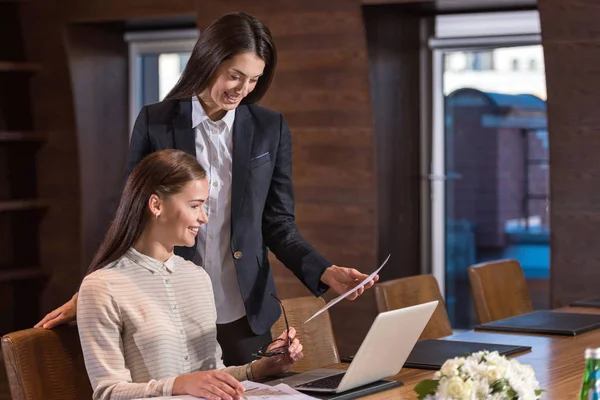 Twee vrouwelijke collega's bespreken hun project — Stockfoto