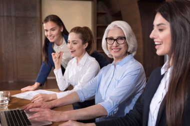 Birlikte poz işyerinde meslektaşları gülümseyen