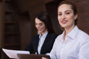 Bir ofiste iş günü sırasında poz güzel iş arkadaşları