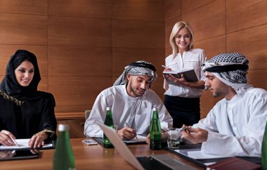 Tartışılması sırasında olumlu düşünen işçiler