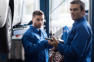 Araba tekerlek değiştirme yetişkin konsantre machanic