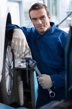 Otomatik hizmetinde çalışan yetişkin deneyimli araba tamircisi