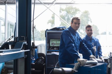 Pozitif Araba mekaniği reparing susturucu