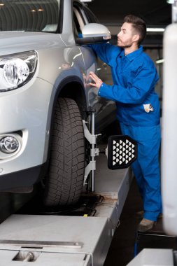 Profesyonel mekanik otomobil tekerlek hizalamasını ayarlama