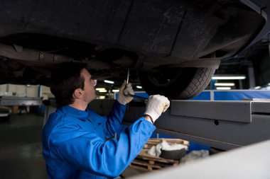 Profesyonel mekanik bir araba reparing.
