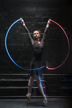 Renkli bir jimnastik kurdele ile dans karizmatik balet