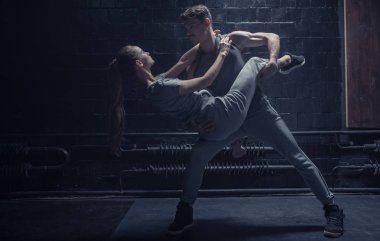Profesyonel dansçılar karanlık ışıklı odaya gerçekleştirme