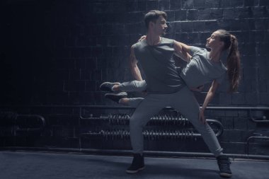 Yetenekli dansçılar karanlık ışıklı odaya gerçekleştirme