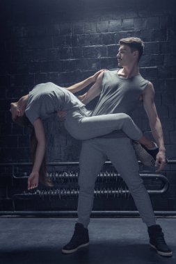 Yetenekli dansçılar performans birbirleri ile etkileşim kapatın