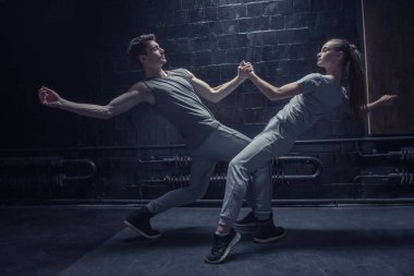 İşin içinde dansçılar birbirleri ile etkileşim içinde Isınma
