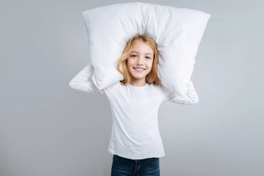 Uyuyacak neşeli küçük kız